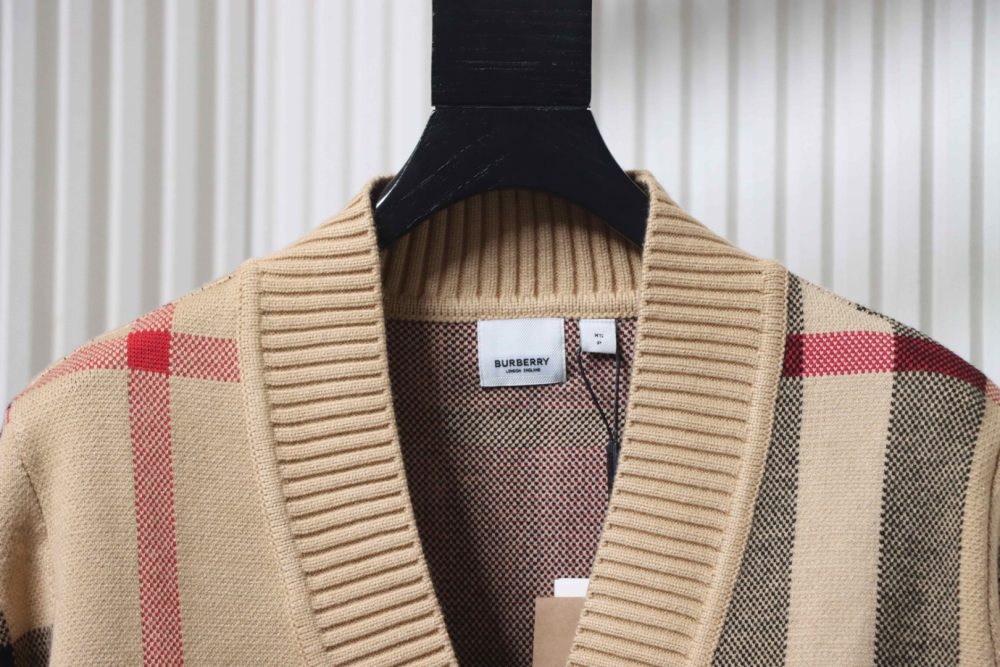 Karierte Strickjacke aus Wolljacquard mit hohem Kragen – Bild 3