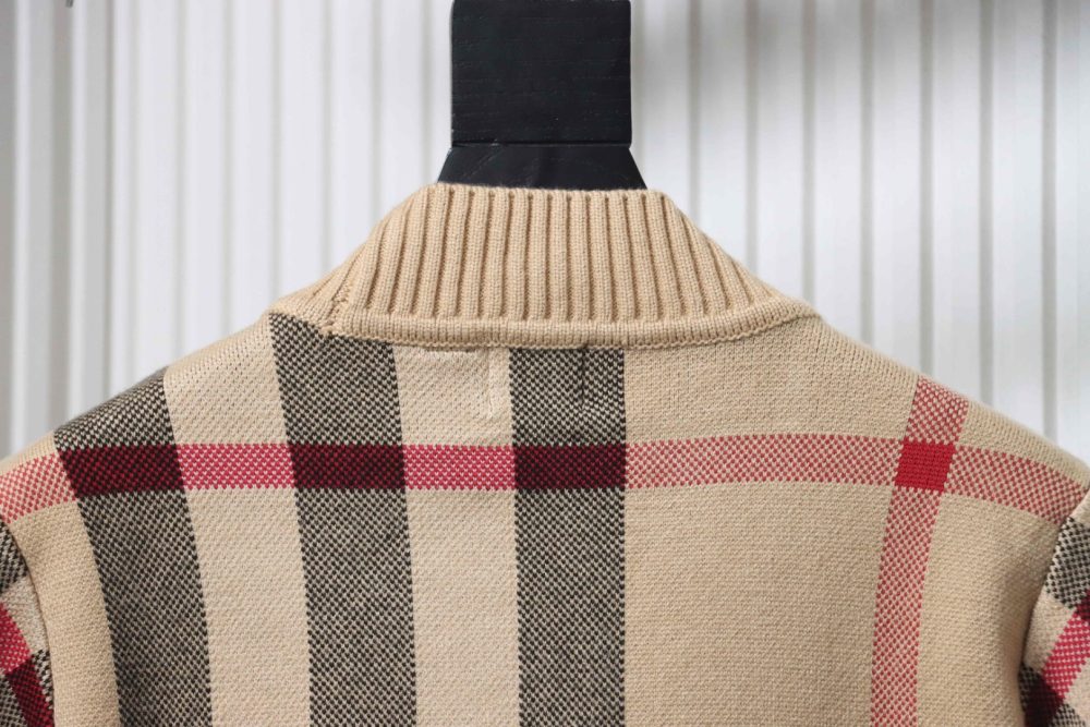 Karierte Strickjacke aus Wolljacquard mit hohem Kragen – Bild 4