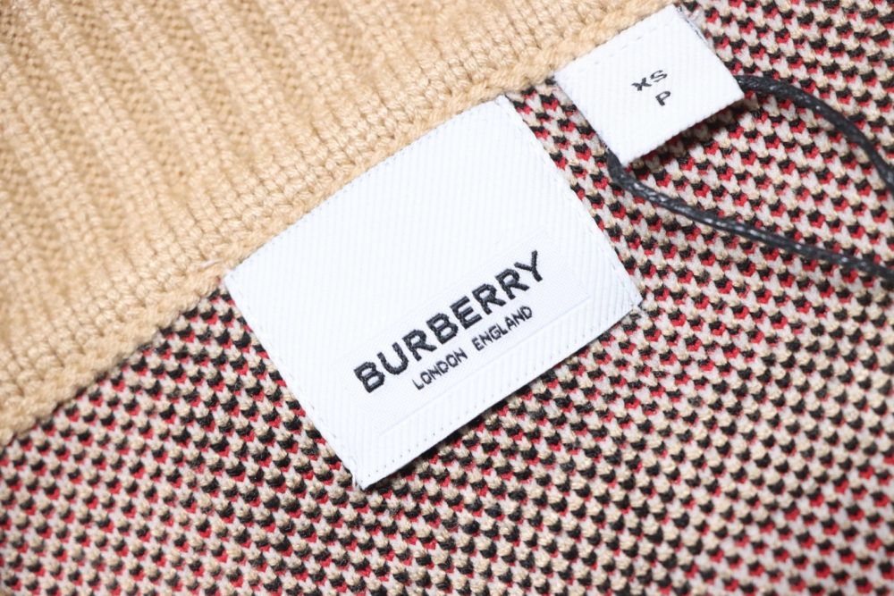 Karierte Strickjacke aus Wolljacquard mit hohem Kragen – Bild 8