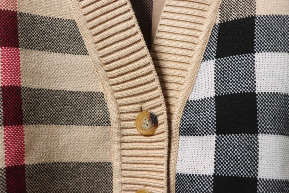 Karierte Strickjacke aus Wolljacquard mit hohem Kragen – Bild 7
