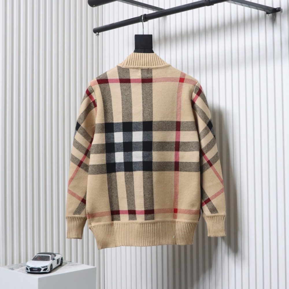 Karierte Strickjacke aus Wolljacquard mit hohem Kragen – Bild 2