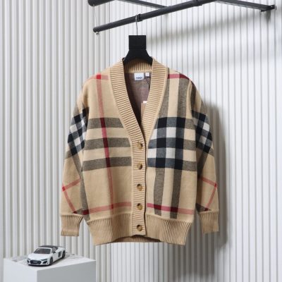 Karierte Strickjacke aus Wolljacquard mit hohem Kragen