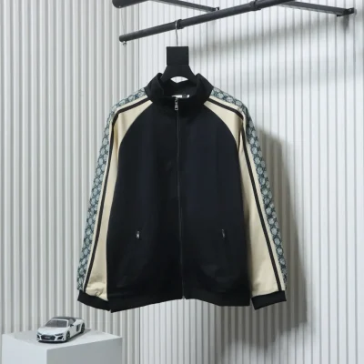 Klassische Reißverschlussjacke mit Schlangenmuster
