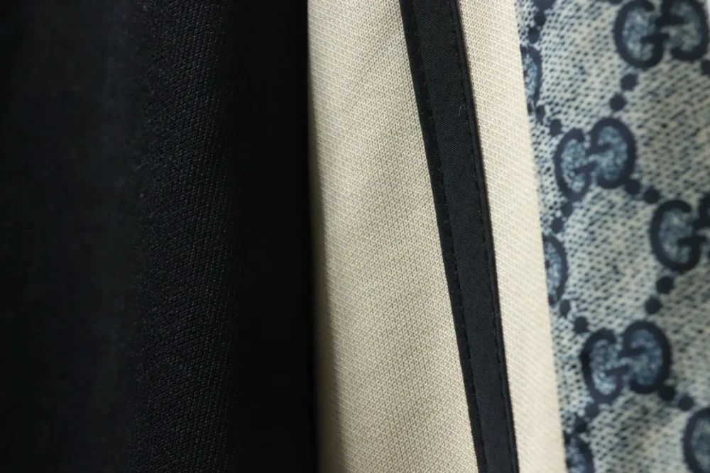 Klassische Reißverschlussjacke mit Schlangenmuster – Bild 7