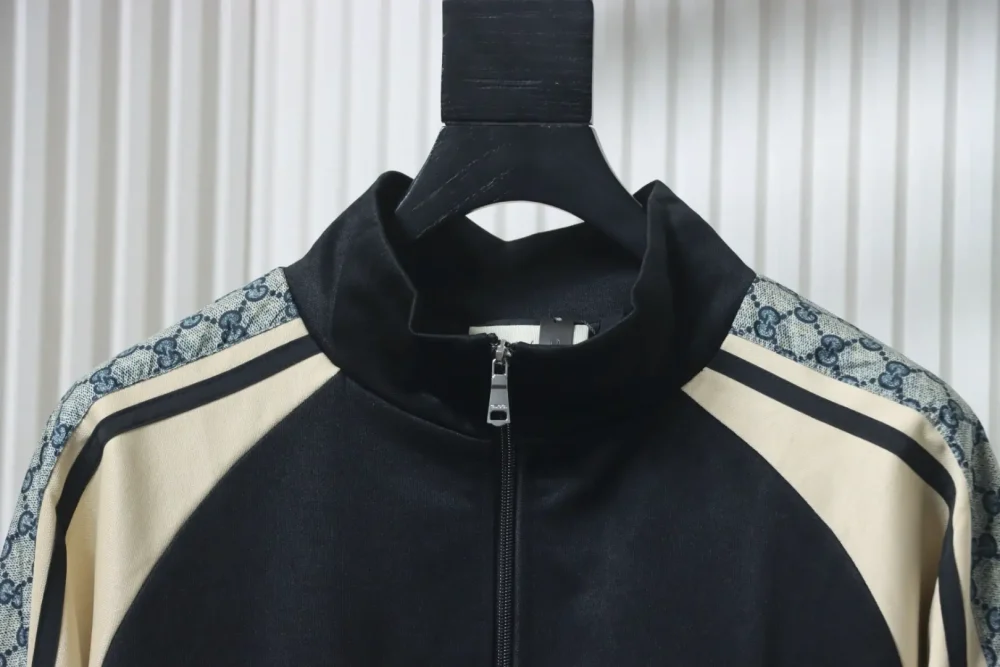 Klassische Reißverschlussjacke mit Schlangenmuster – Bild 3