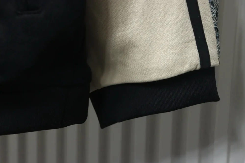 Klassische Reißverschlussjacke mit Schlangenmuster – Bild 6