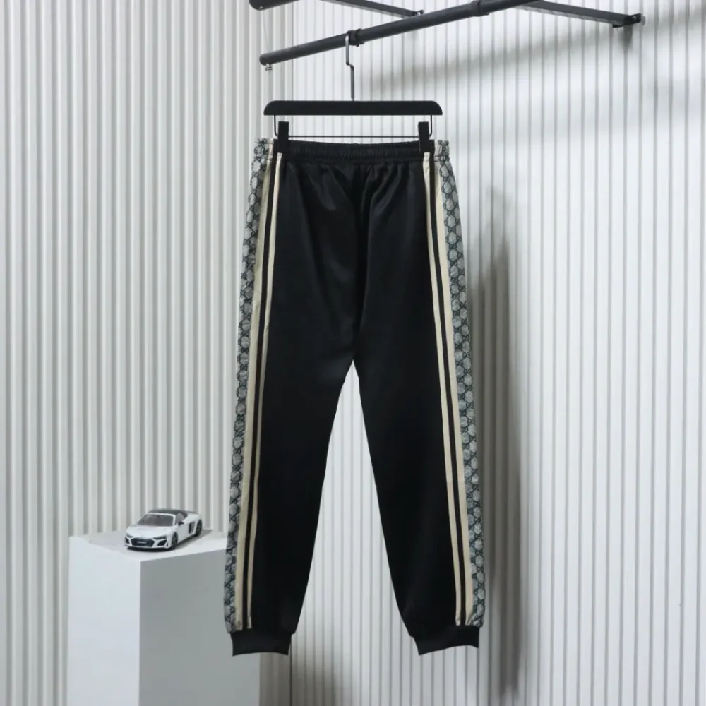 Klassische Webhose mit Schlangenmuster