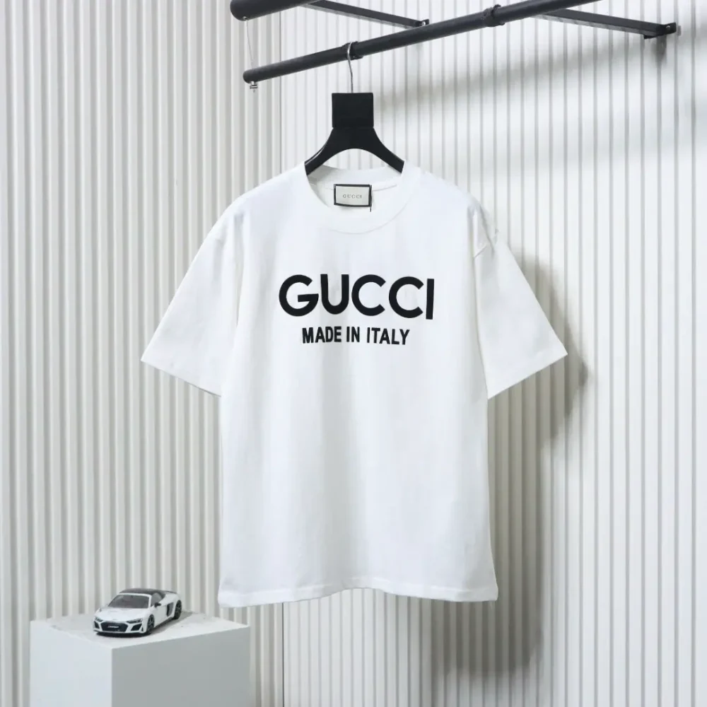 Kurzarm-T-Shirt mit beflocktem Schriftzug – Bild 11