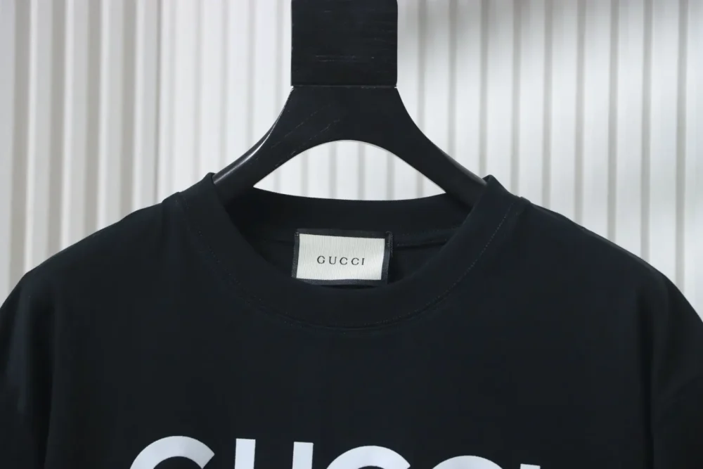 Kurzarm-T-Shirt mit beflocktem Schriftzug – Bild 3