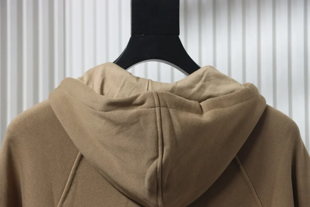 Langärmliges Kapuzen-Sweatshirt mit halbem Reißverschluss und Webmuster in Rot und Grün – Bild 4