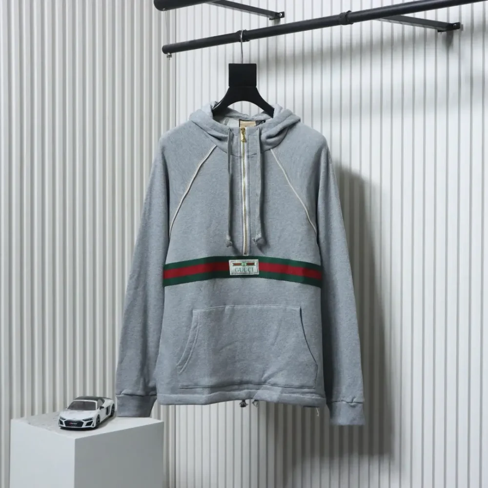 Langärmliges Kapuzen-Sweatshirt mit halbem Reißverschluss und Webmuster in Rot und Grün – Bild 11