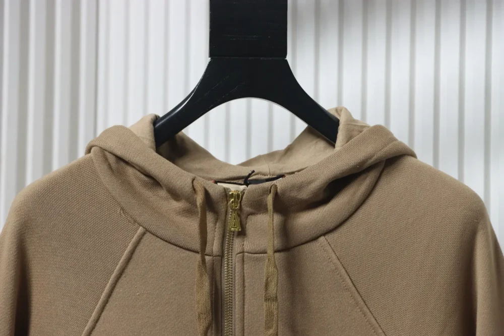 Langärmliges Kapuzen-Sweatshirt mit halbem Reißverschluss und Webmuster in Rot und Grün – Bild 3