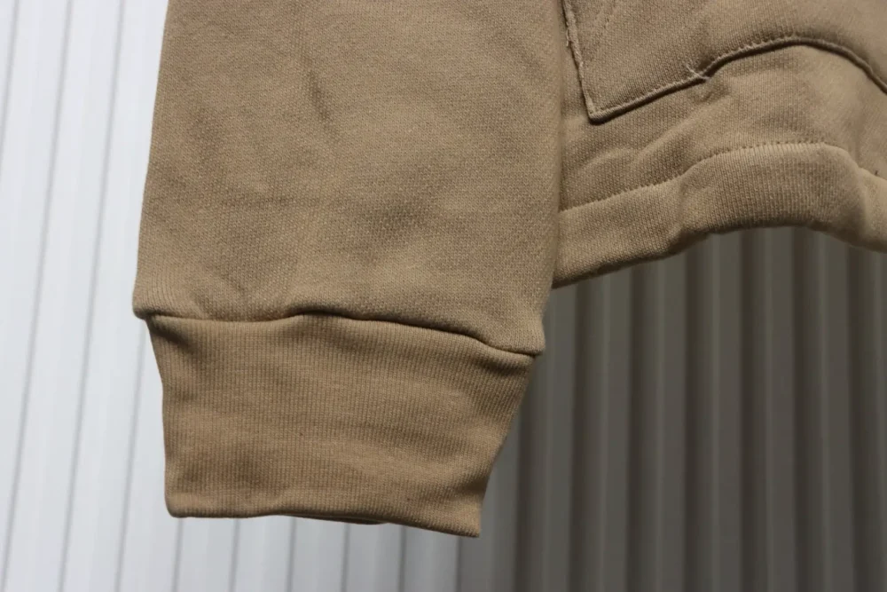 Langärmliges Kapuzen-Sweatshirt mit halbem Reißverschluss und Webmuster in Rot und Grün – Bild 5