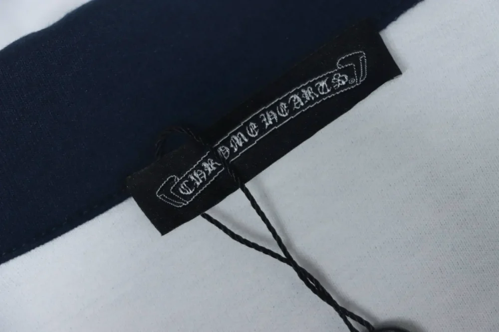 Langärmliges Poloshirt mit CH-Kreuzstickerei am Revers – Bild 10
