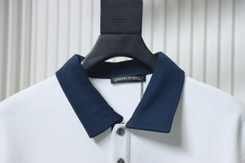 Langärmliges Poloshirt mit CH-Kreuzstickerei am Revers – Bild 6