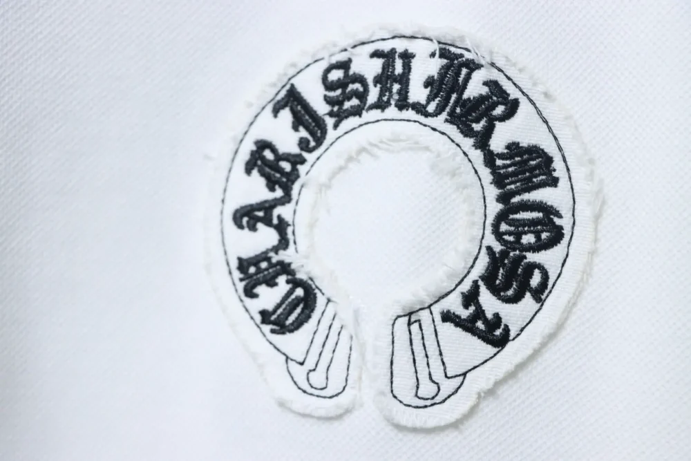 Langärmliges Poloshirt mit CH-Kreuzstickerei am Revers – Bild 4