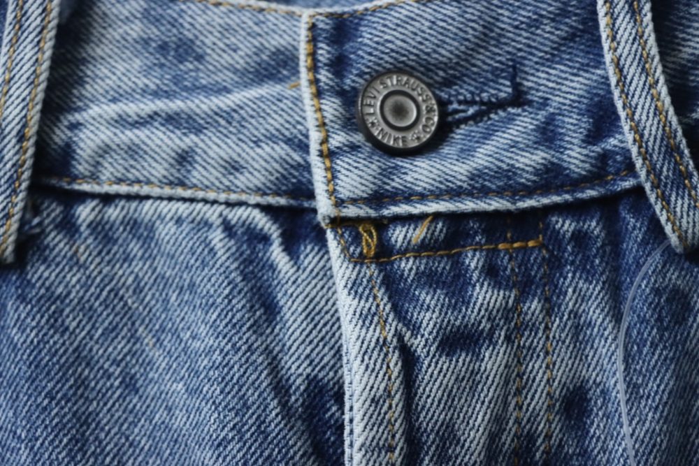 Levi’s x Nike locker sitzende Jeanshose mit geripptem Besatz mit Druckknöpfen und Aufnäher mit Schriftzugmuster – Bild 5