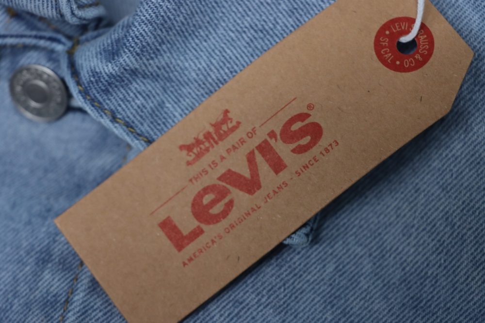 Levi’s x Nike locker sitzende Jeanshose mit geripptem Besatz mit Druckknöpfen und Aufnäher mit Schriftzugmuster – Bild 10