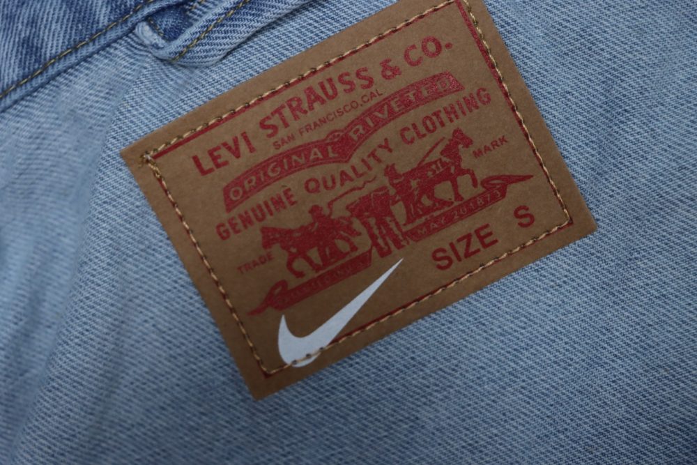 Levi’s x Nike locker sitzende Jeanshose mit geripptem Besatz mit Druckknöpfen und Aufnäher mit Schriftzugmuster – Bild 9