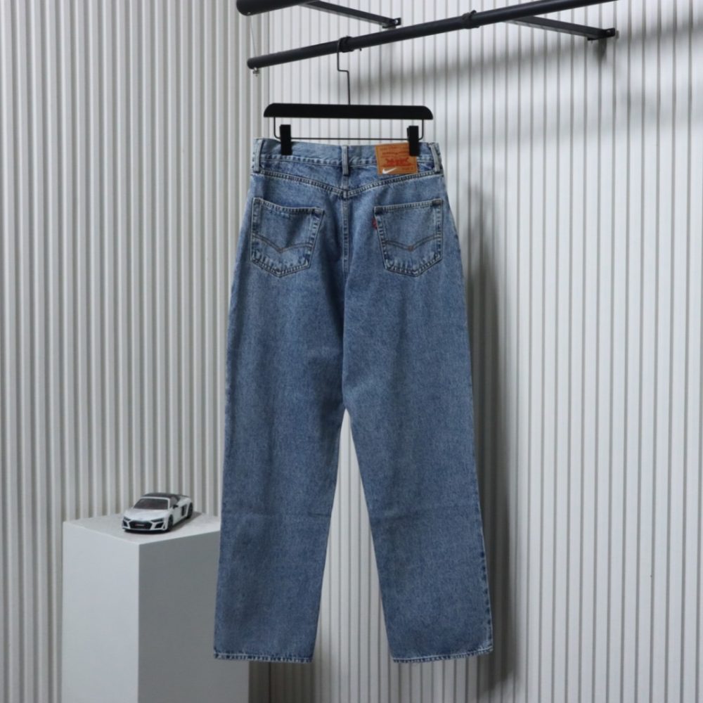 Levi’s x Nike locker sitzende Jeanshose mit geripptem Besatz mit Druckknöpfen und Aufnäher mit Schriftzugmuster – Bild 2
