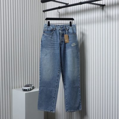 Levi’s x Nike locker sitzende Jeanshose mit geripptem Besatz mit Druckknöpfen und Aufnäher mit Schriftzugmuster