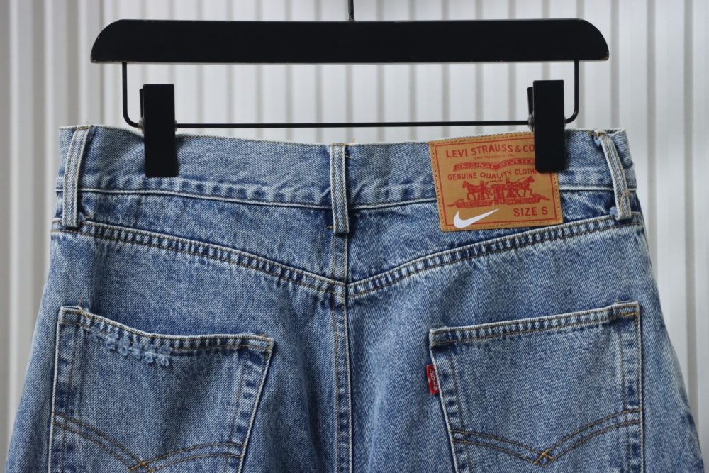 Levi’s x Nike locker sitzende Jeanshose mit geripptem Besatz mit Druckknöpfen und Aufnäher mit Schriftzugmuster – Bild 4