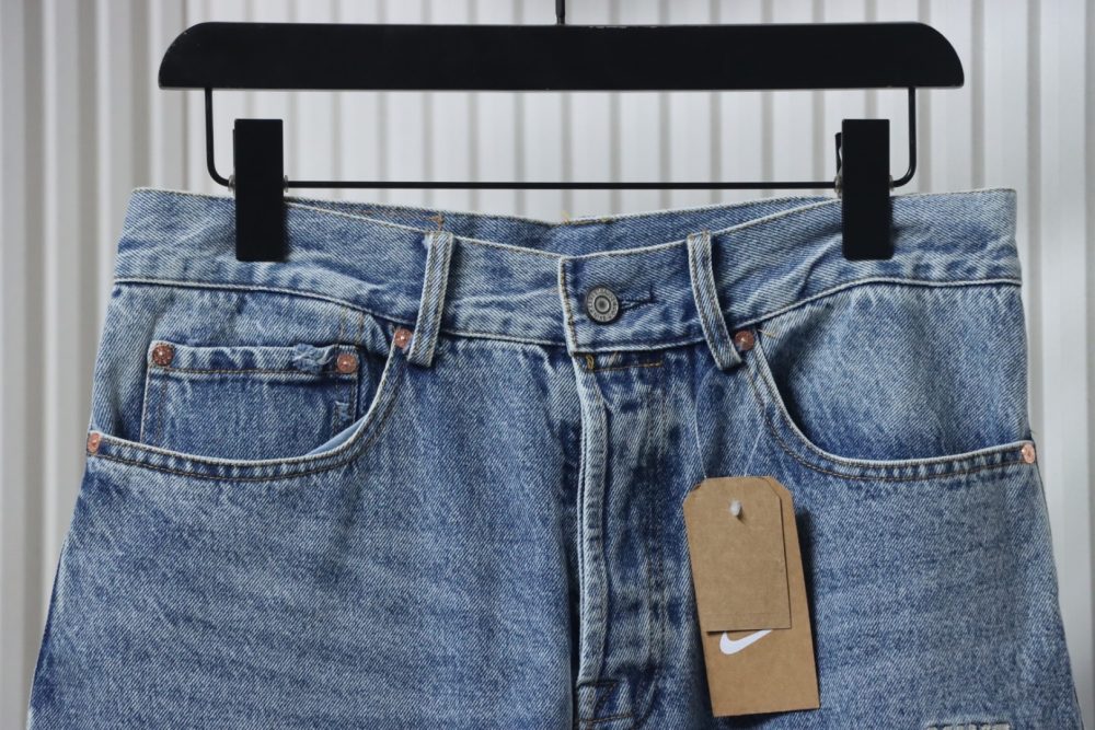 Levi’s x Nike locker sitzende Jeanshose mit geripptem Besatz mit Druckknöpfen und Aufnäher mit Schriftzugmuster – Bild 3