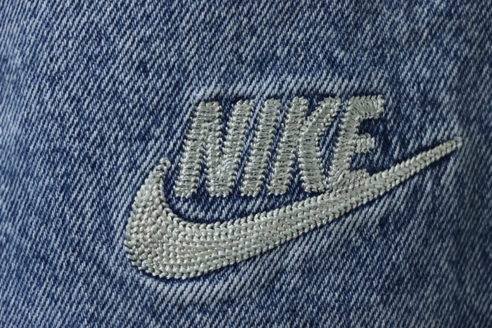Levi’s x Nike locker sitzende Jeanshose mit geripptem Besatz mit Druckknöpfen und Aufnäher mit Schriftzugmuster – Bild 8