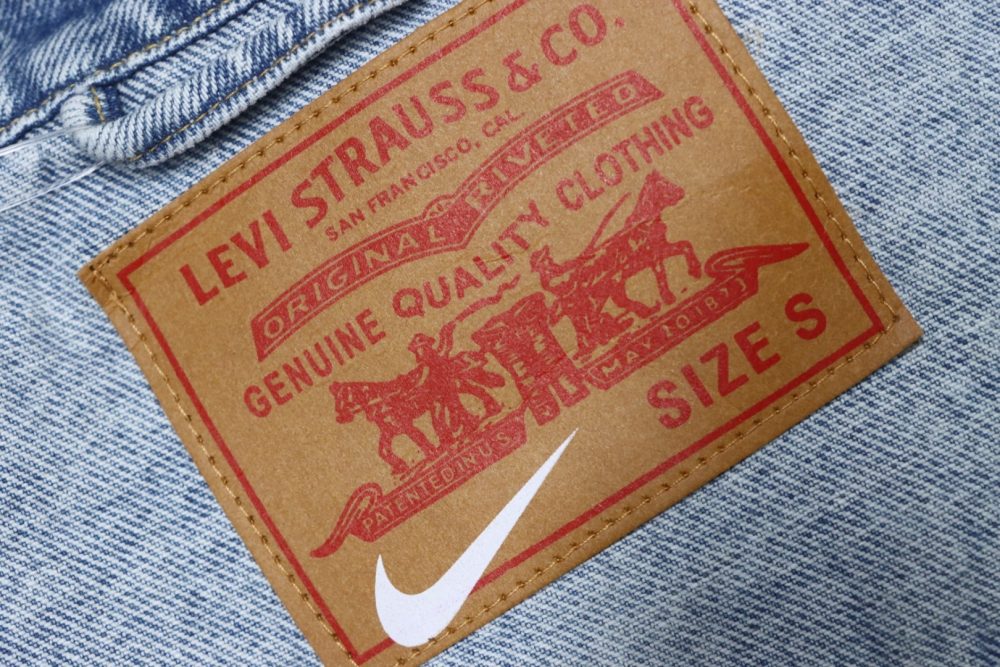 Levi’s x Nike lockere, lässige Jeansjacke mit Knopf und Doppeltasche sowie Logo und bequemem Revers – Bild 6