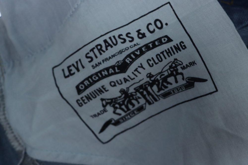 Levi’s x Nike lockere, lässige Jeansjacke mit Knopf und Doppeltasche sowie Logo und bequemem Revers – Bild 10