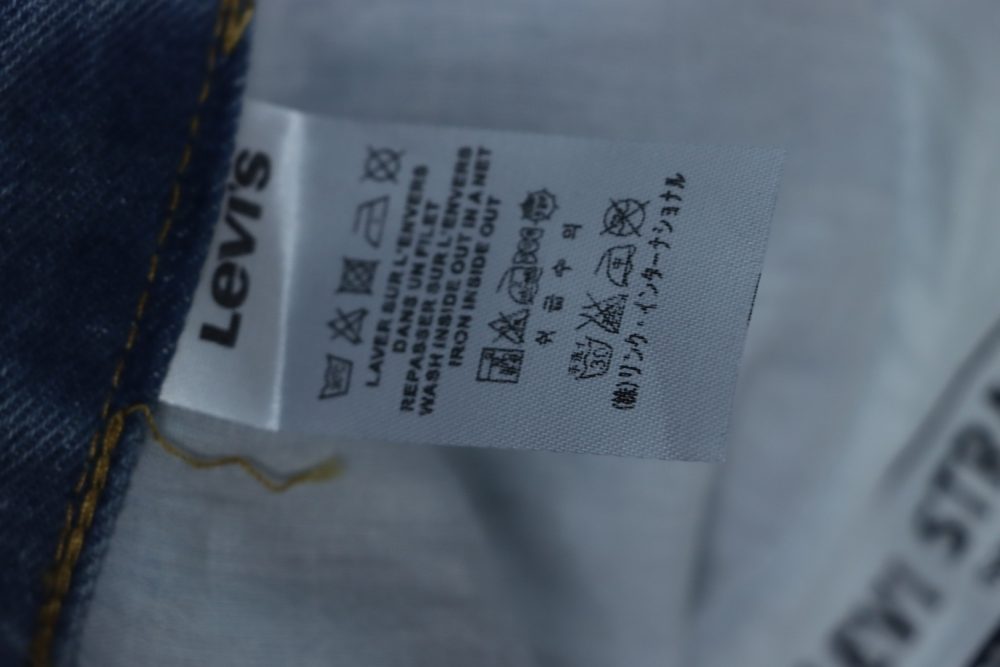 Levi’s x Nike lockere, lässige Jeansjacke mit Knopf und Doppeltasche sowie Logo und bequemem Revers – Bild 9