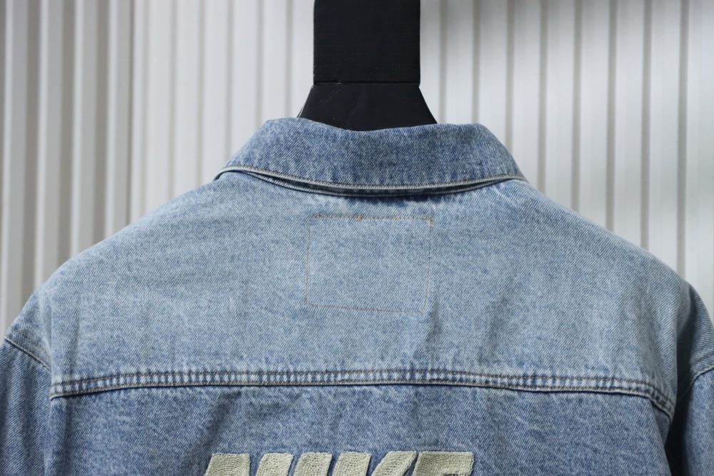 Levi’s x Nike lockere, lässige Jeansjacke mit Knopf und Doppeltasche sowie Logo und bequemem Revers – Bild 4
