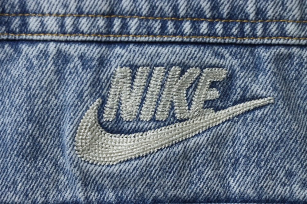 Levi’s x Nike lockere, lässige Jeansjacke mit Knopf und Doppeltasche sowie Logo und bequemem Revers – Bild 5