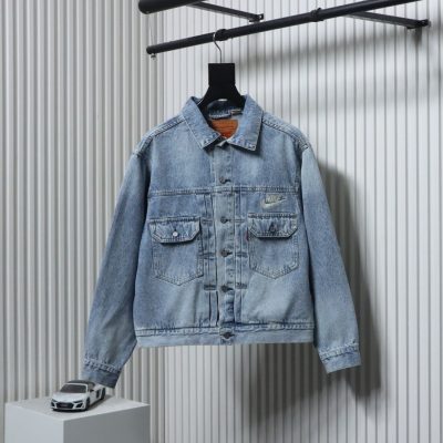 Levi’s x Nike lockere, lässige Jeansjacke mit Knopf und Doppeltasche sowie Logo und bequemem Revers