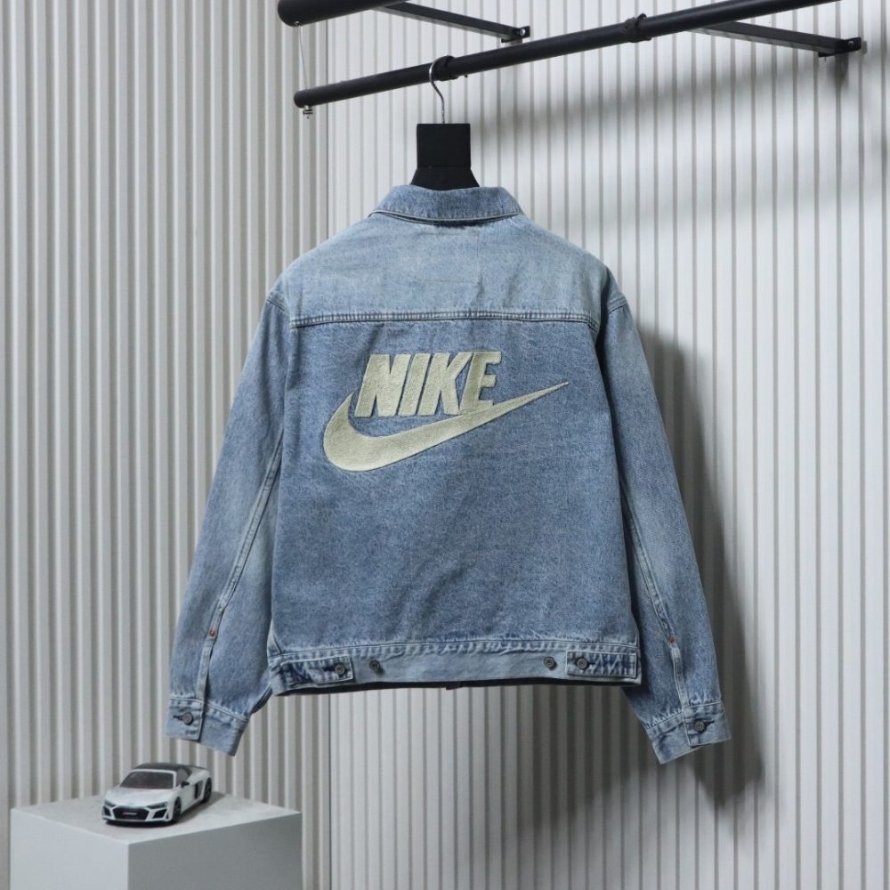 Levi’s x Nike lockere, lässige Jeansjacke mit Knopf und Doppeltasche sowie Logo und bequemem Revers – Bild 2