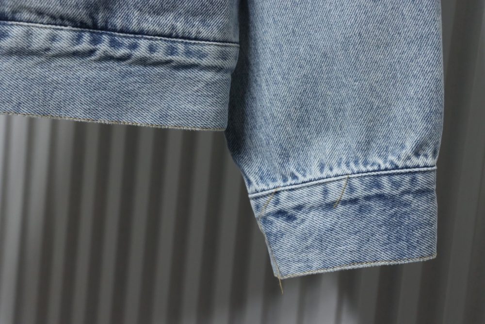Levi’s x Nike lockere, lässige Jeansjacke mit Knopf und Doppeltasche sowie Logo und bequemem Revers – Bild 7
