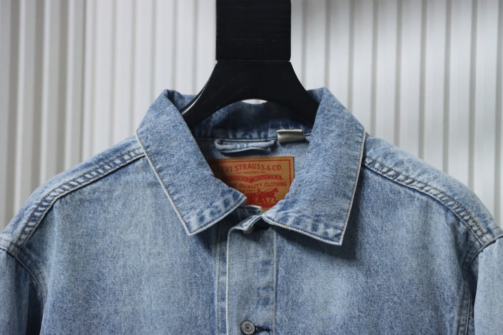 Levi’s x Nike lockere, lässige Jeansjacke mit Knopf und Doppeltasche sowie Logo und bequemem Revers – Bild 3