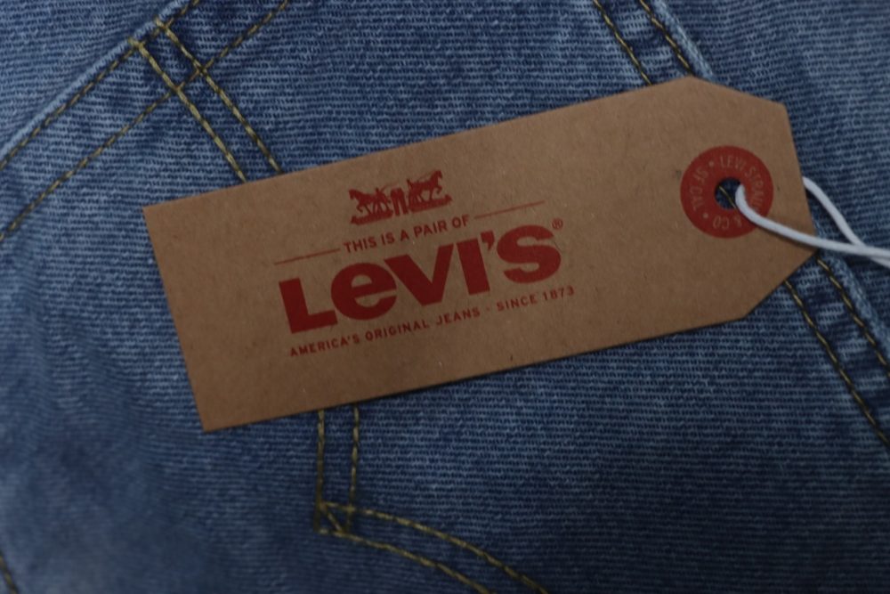 Levi’s x Nike lockere, lässige Jeansjacke mit Knopf und Doppeltasche sowie Logo und bequemem Revers – Bild 11