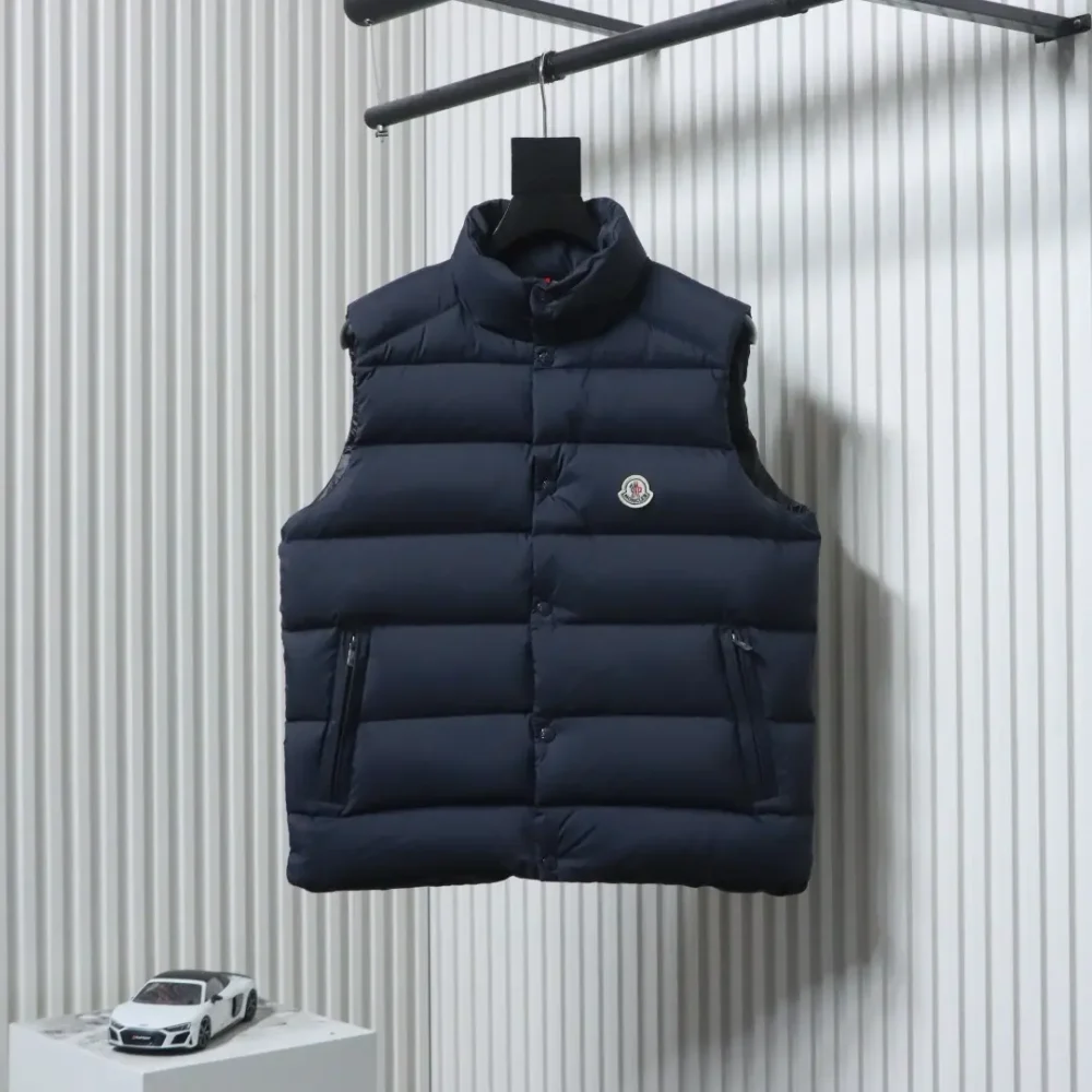 Matte Weste mit kleinem Logo