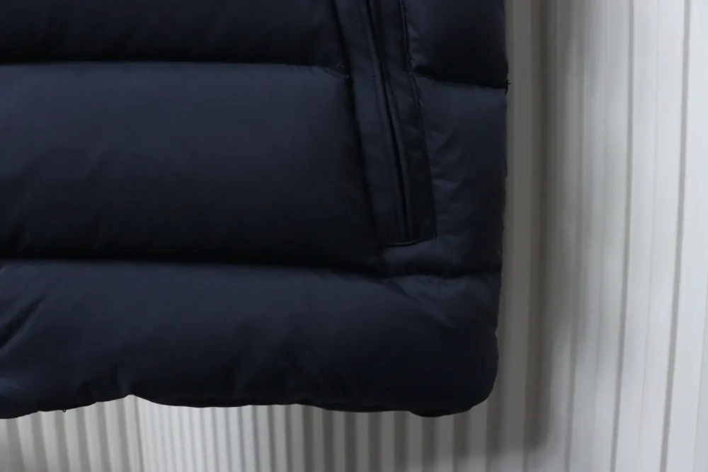Matte Weste mit kleinem Logo – Bild 7