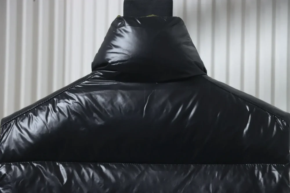 Moncler Karoweste im Colorblock-Design in glänzendem Schwarz – Bild 4