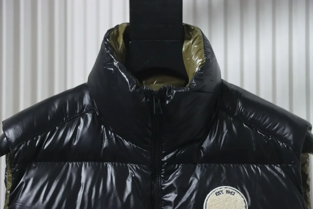 Moncler Karoweste im Colorblock-Design in glänzendem Schwarz – Bild 3