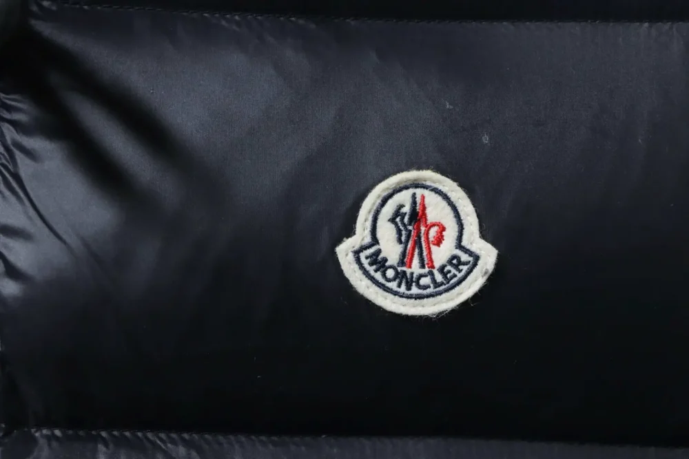 Moncler Web-Kapuzenweste mit Schriftzug – Bild 7