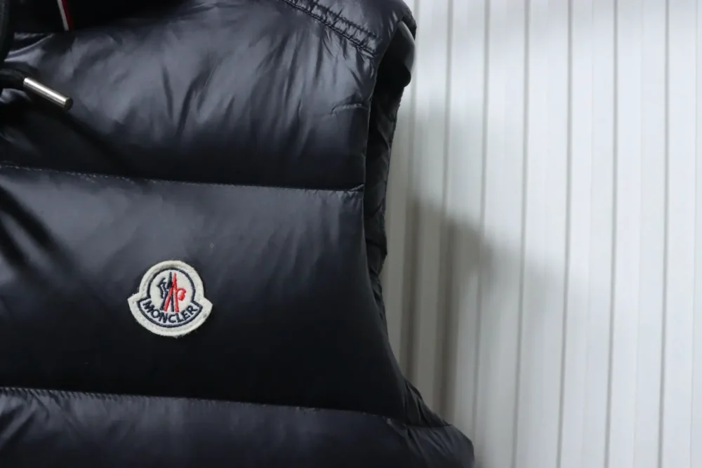 Moncler Web-Kapuzenweste mit Schriftzug – Bild 8