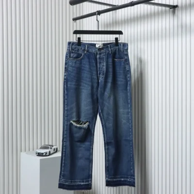 Neue Jeanshose mit Messerschnitt von Celine