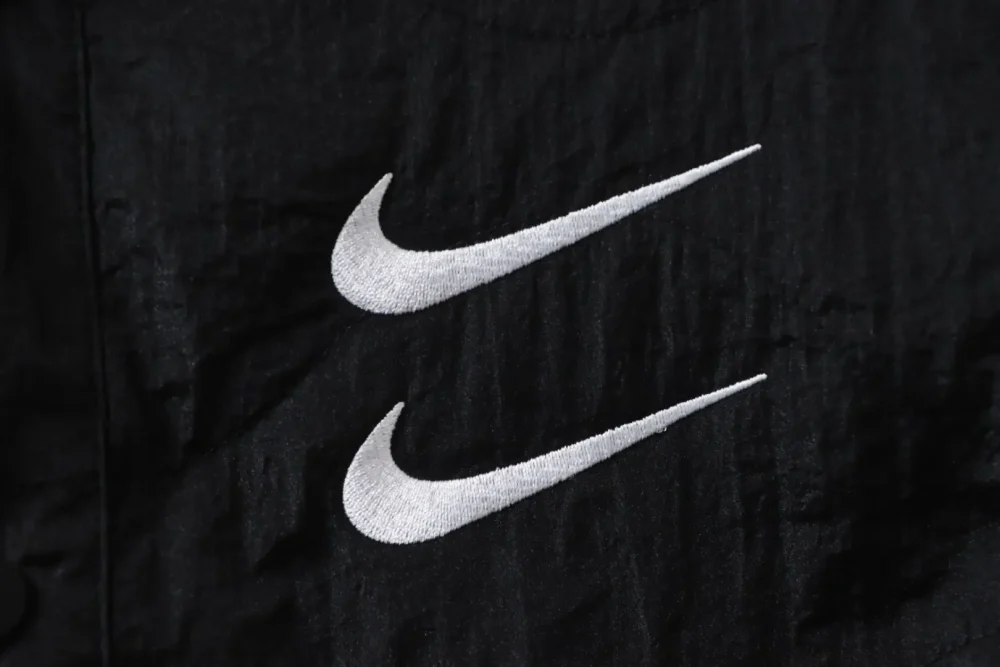 Nike Sportswear Lockere Steppjacke mit Swoosh-Stickerei und Doppelhaken XXL – Bild 8