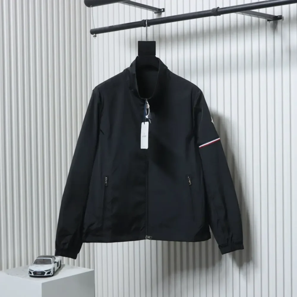 Nylonjacke mit Reißverschlusstaschen und Bündchen – Bild 3
