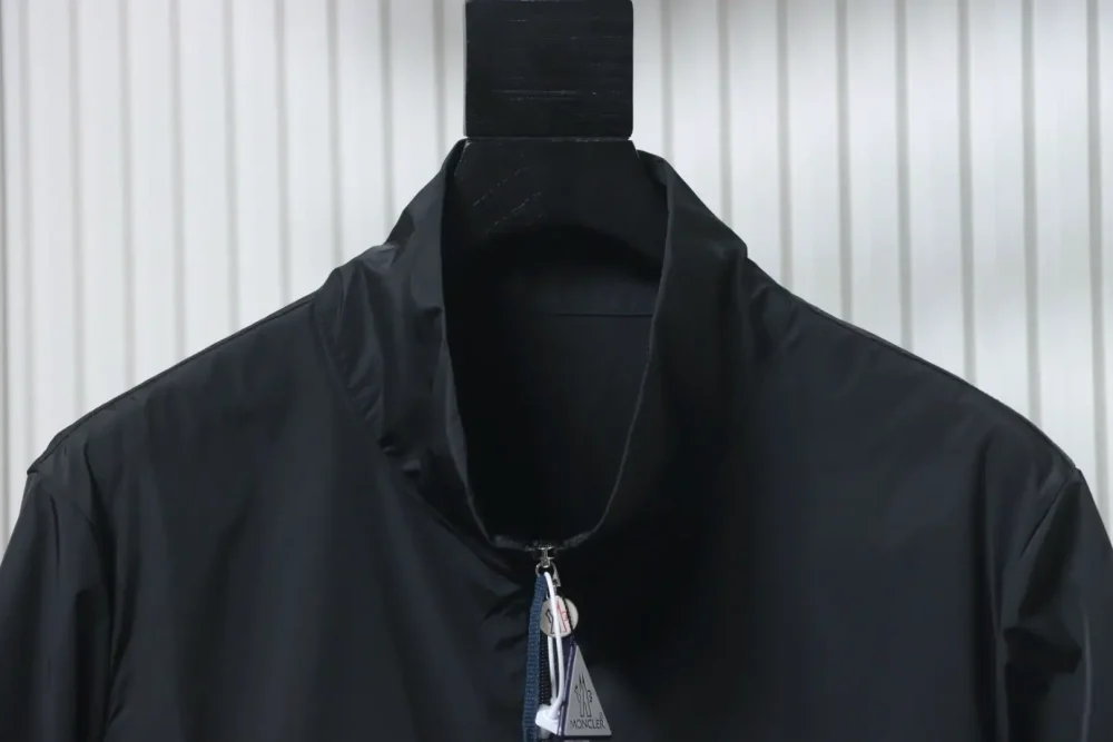 Nylonjacke mit Reißverschlusstaschen und Bündchen – Bild 5