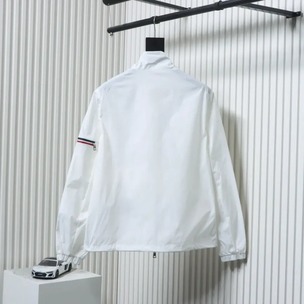 Nylonjacke mit Reißverschlusstaschen und Bündchen – Bild 2
