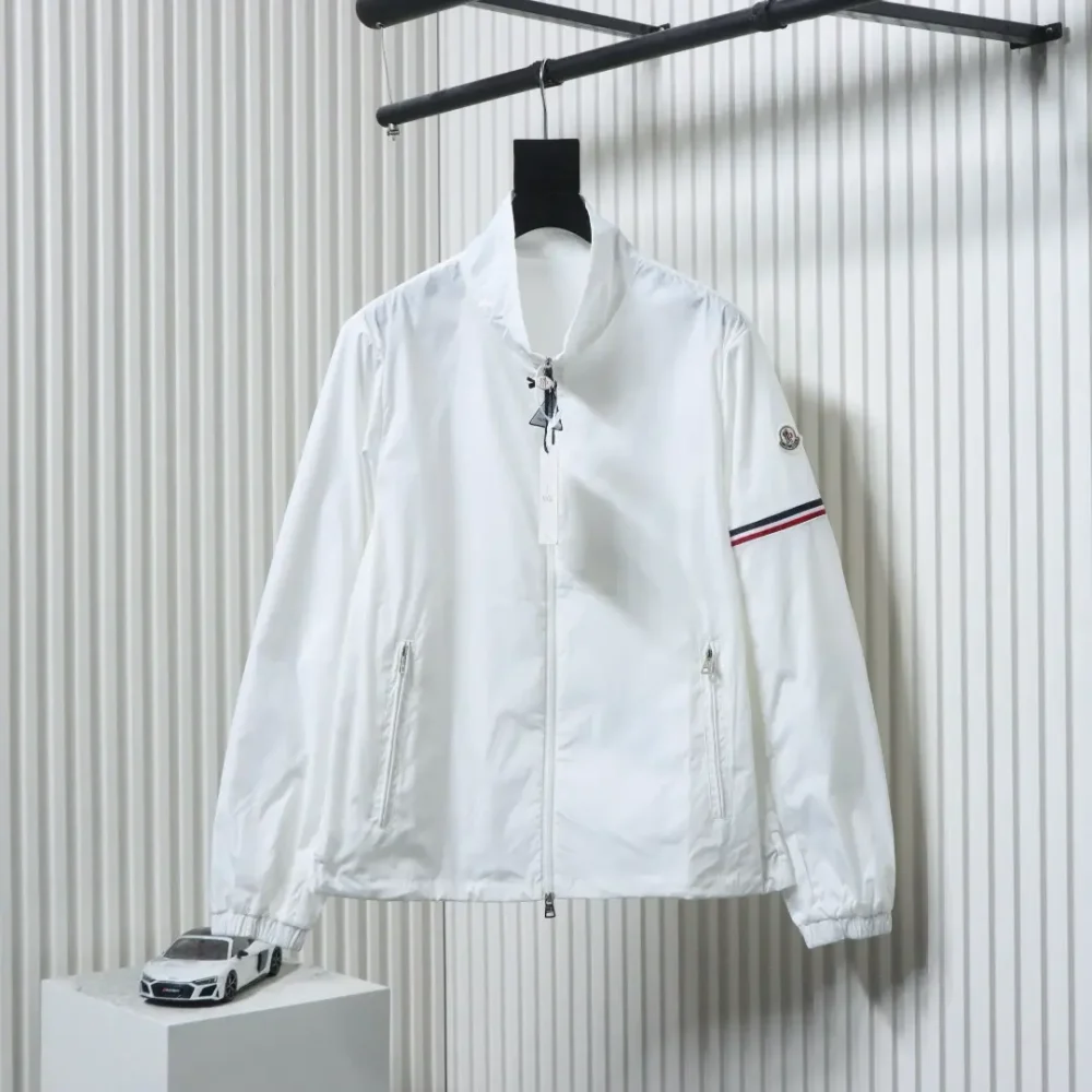 Nylonjacke mit Reißverschlusstaschen und Bündchen